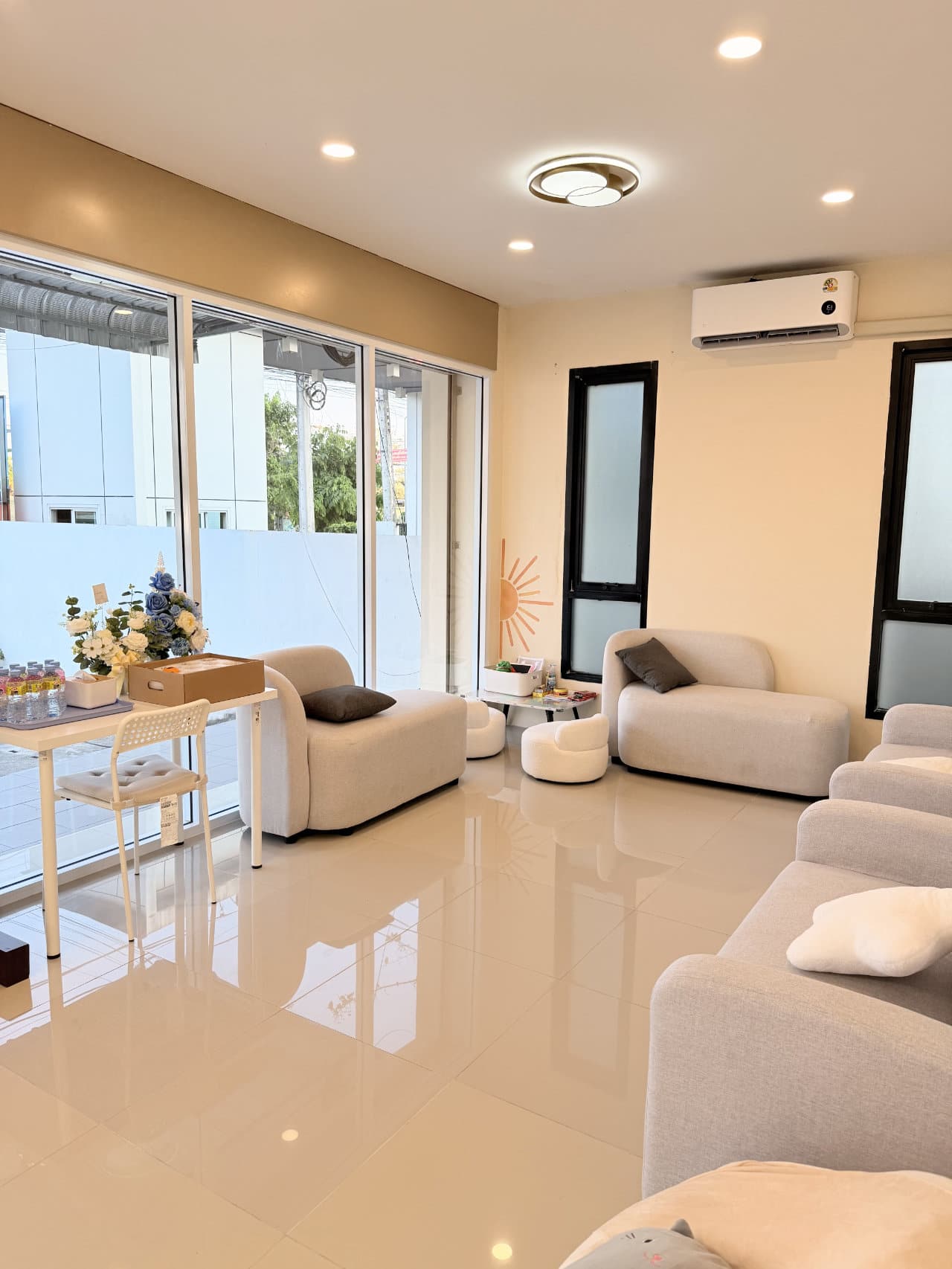 Lobby / Waiting area · โถงรอ